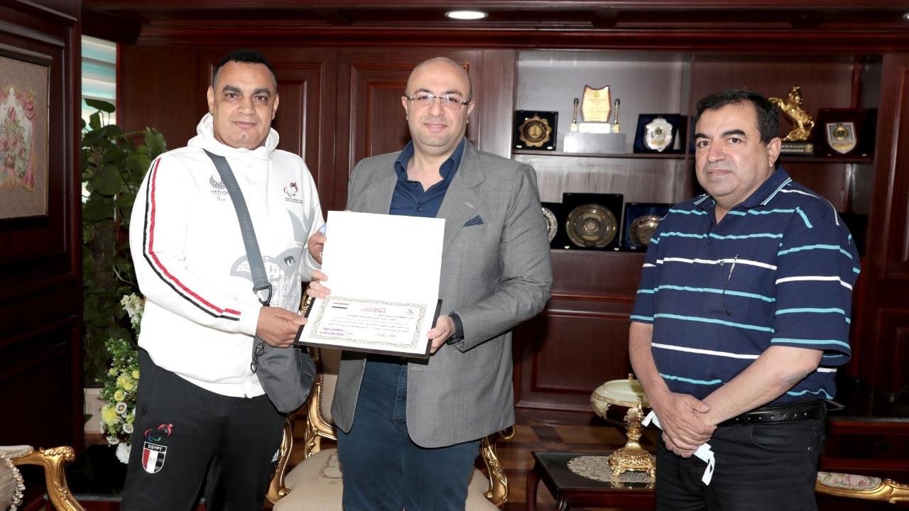 محافظ بني سويف يكرم البطل العالمي