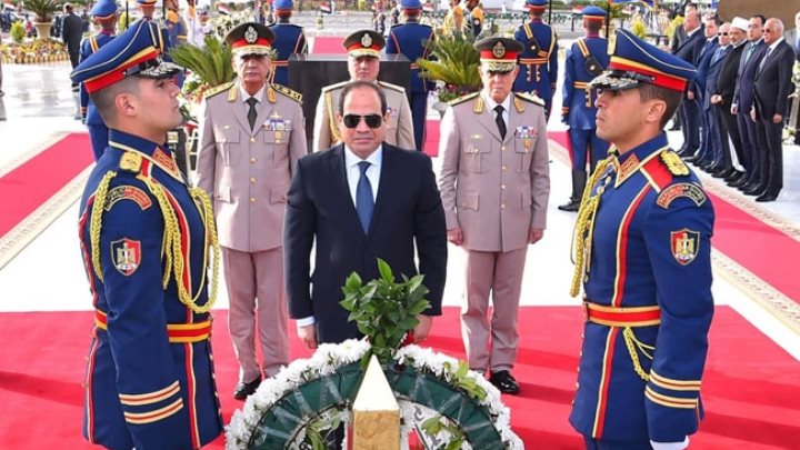 الرئيس عبدالفتاح السيسي يضع أكاليل الزهور 