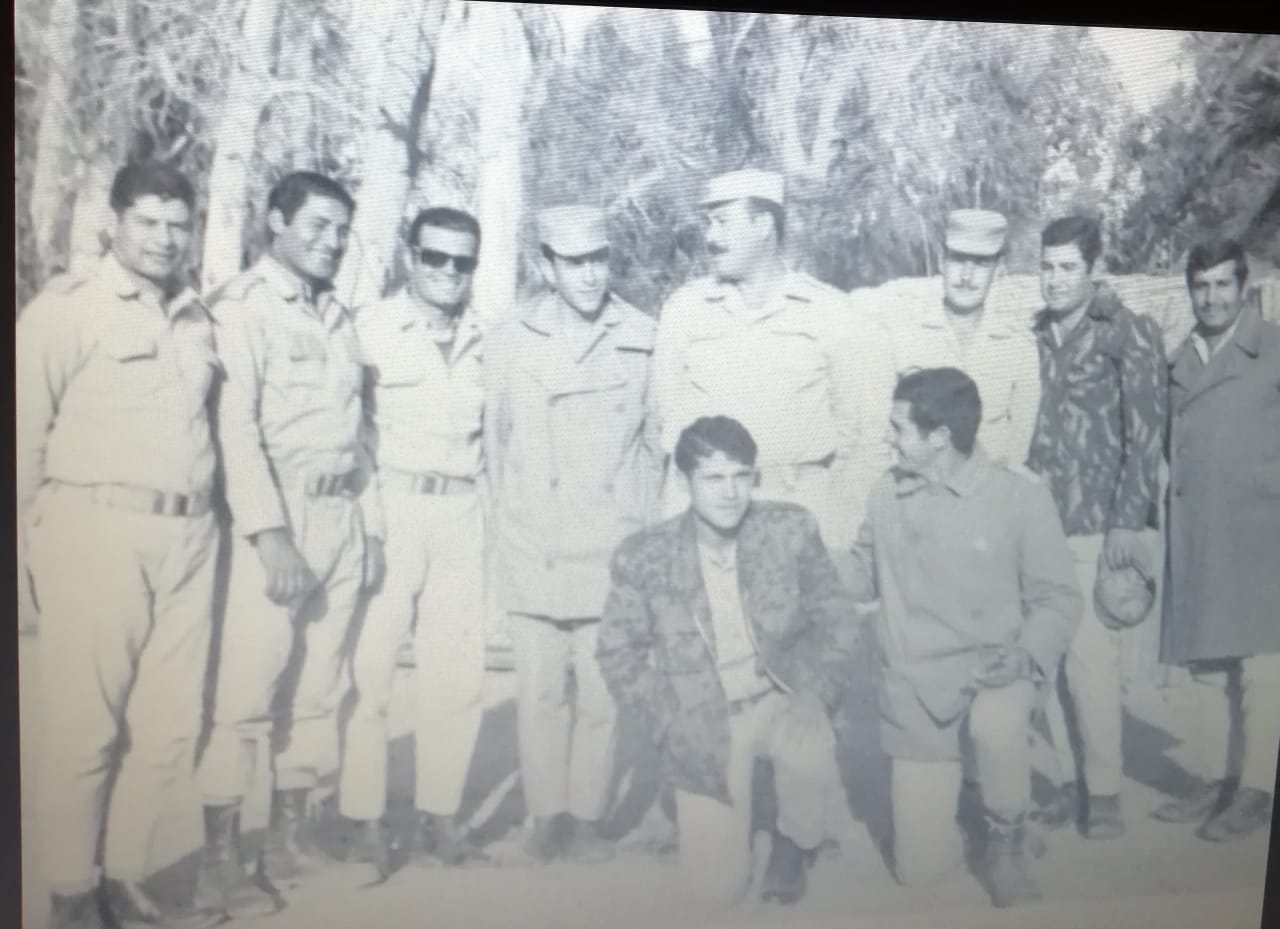 اللواء محمد زكي الألفي وسط زملائه خلال حرب أكتوبر