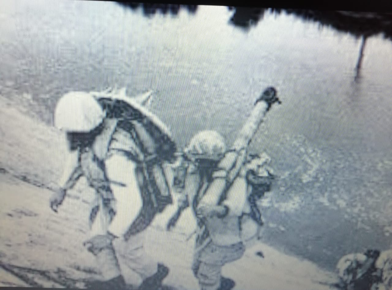 صعود قوات المشاه على الساتر الترابي