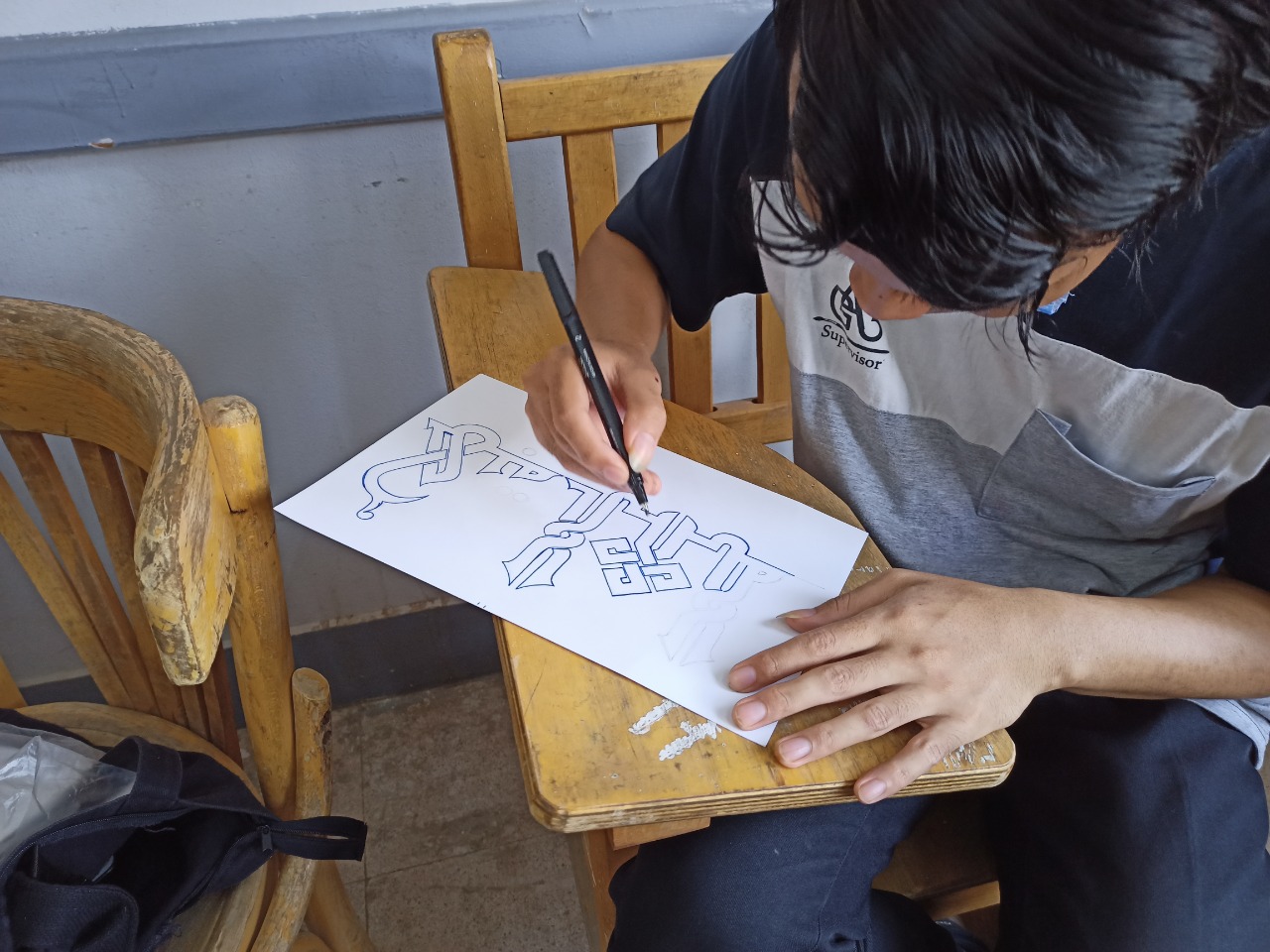 ورش تدريبية للطلاب الوافدين في تعليم مبادئ فن الرسم