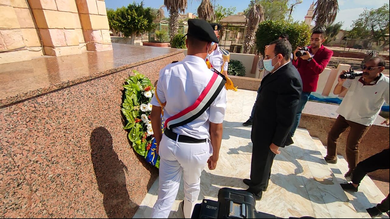 وضع اكليل الزهور علي قبر الجندي المجهول بالعريش