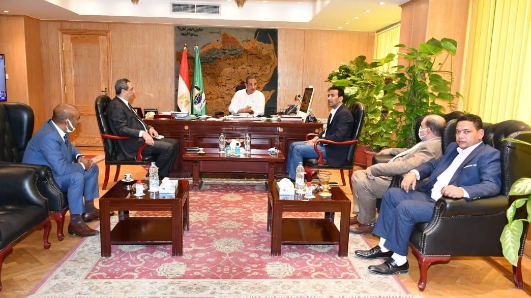 محافظ الفيوم أثناء اللقاء