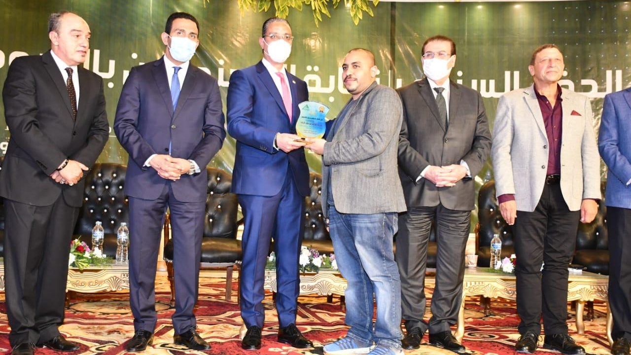 محافظ الفيوم أثناء التكريم