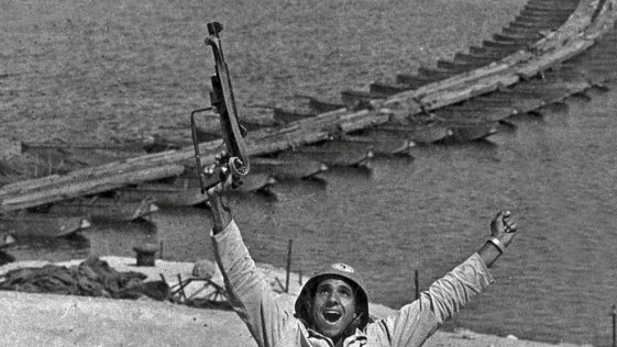 فرحة احد الجنود بعد عبوره قناة السويس 