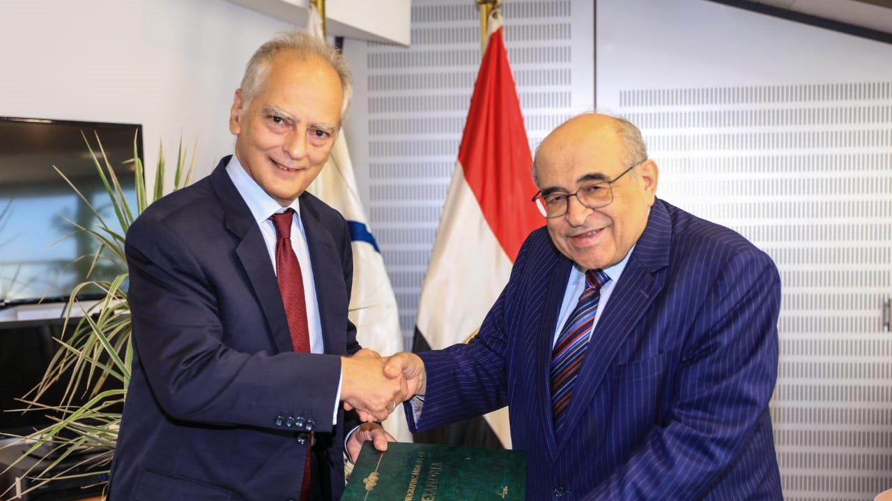مدير مكتبة الإسكندرية يستقبل سفير اليونان