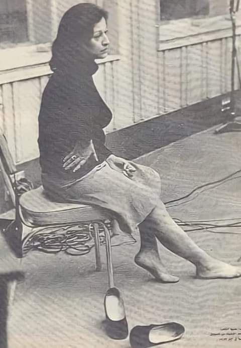 وردة حافية القدمين داخل مبنى الإذاعة