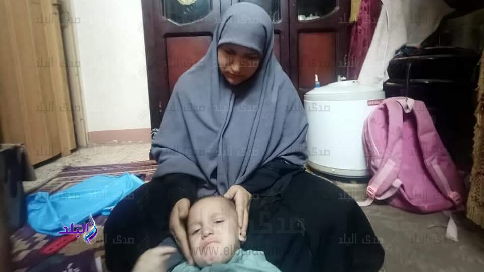 الأم ونجلها المريض