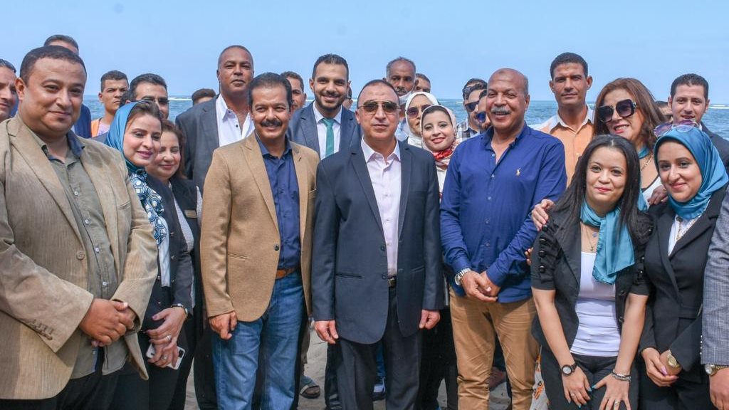 محافظ الإسكندرية يكرم العاملين بإدارة المصايف