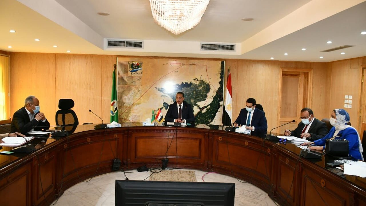 محافظ الفيوم أثناء الاجتماع