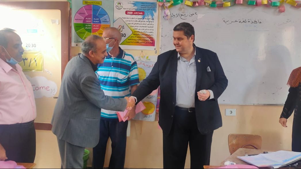 وكيل وزارة التعليم بسيناء يتابع اول ايام الدراسة بالعريش 