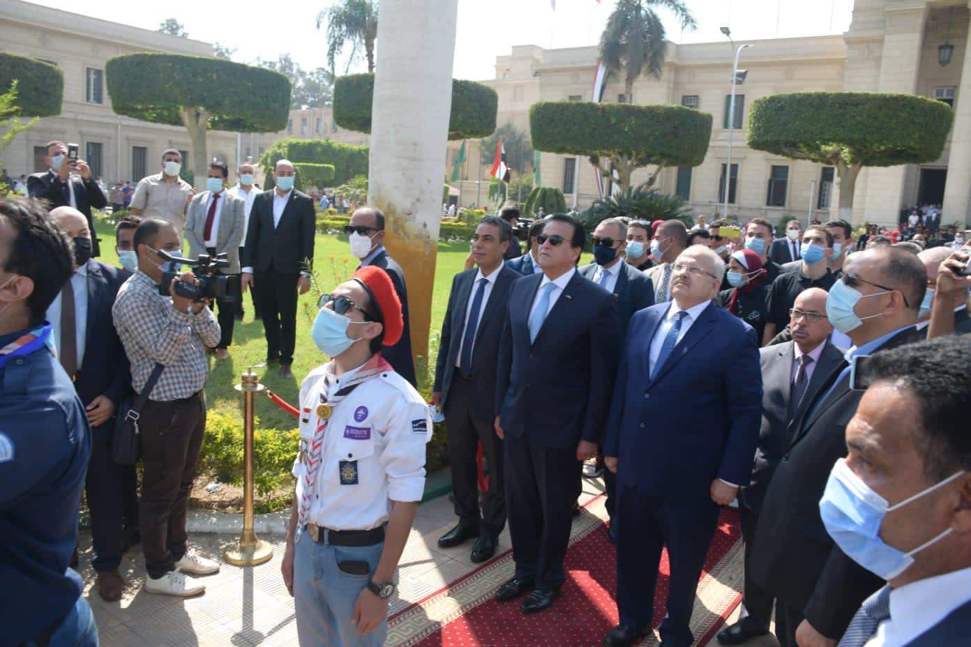 عبد الغفار والخشت يشهدان تحية العلم 