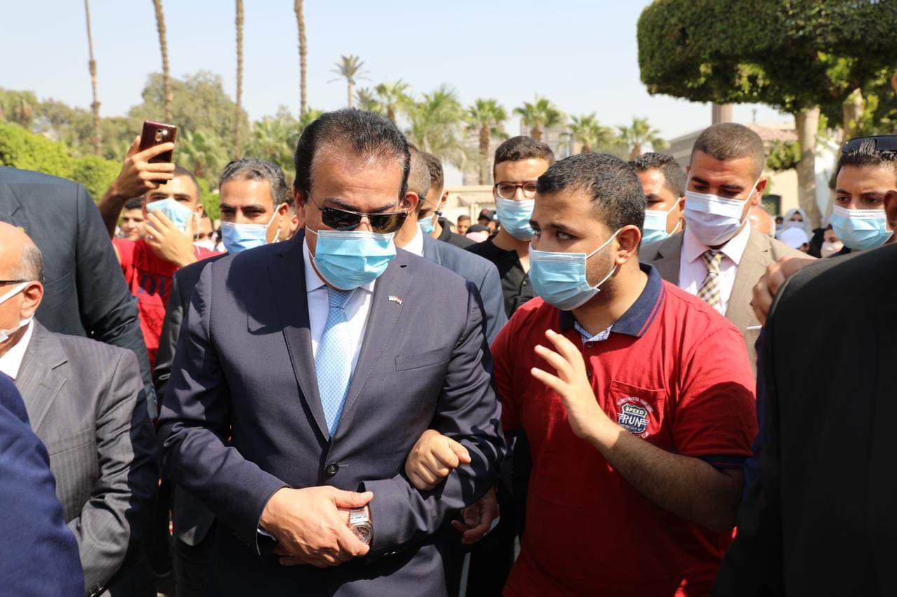 وزير التعليم العالي برفقة طالب كفيف 