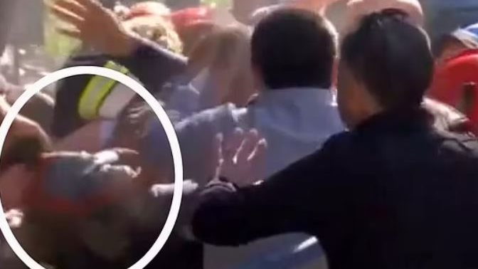 انتشال رضيع اسفل منزل منهار