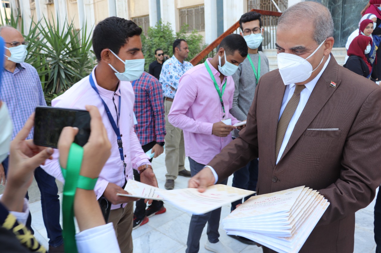 رئيس جامعة الأزهر مع الطلاب