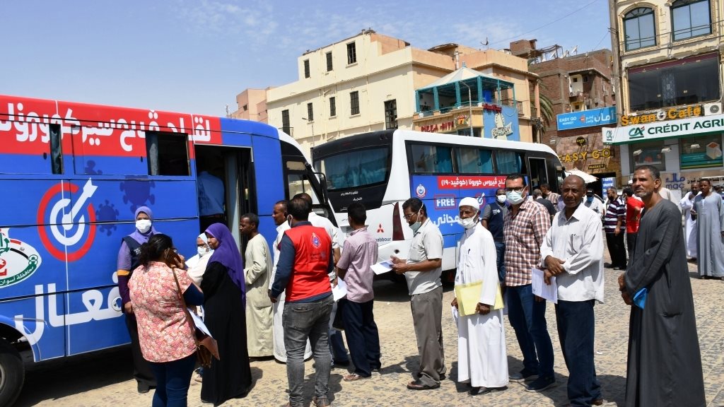 تلقى لقاح فيروس كورونا بأسوان