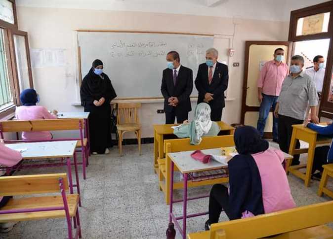 صورة أرشيفية لجولات المحافظ بالمدارس 