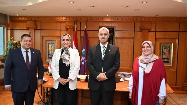 رئيس جامعة الفيوم أثناء اللقاء