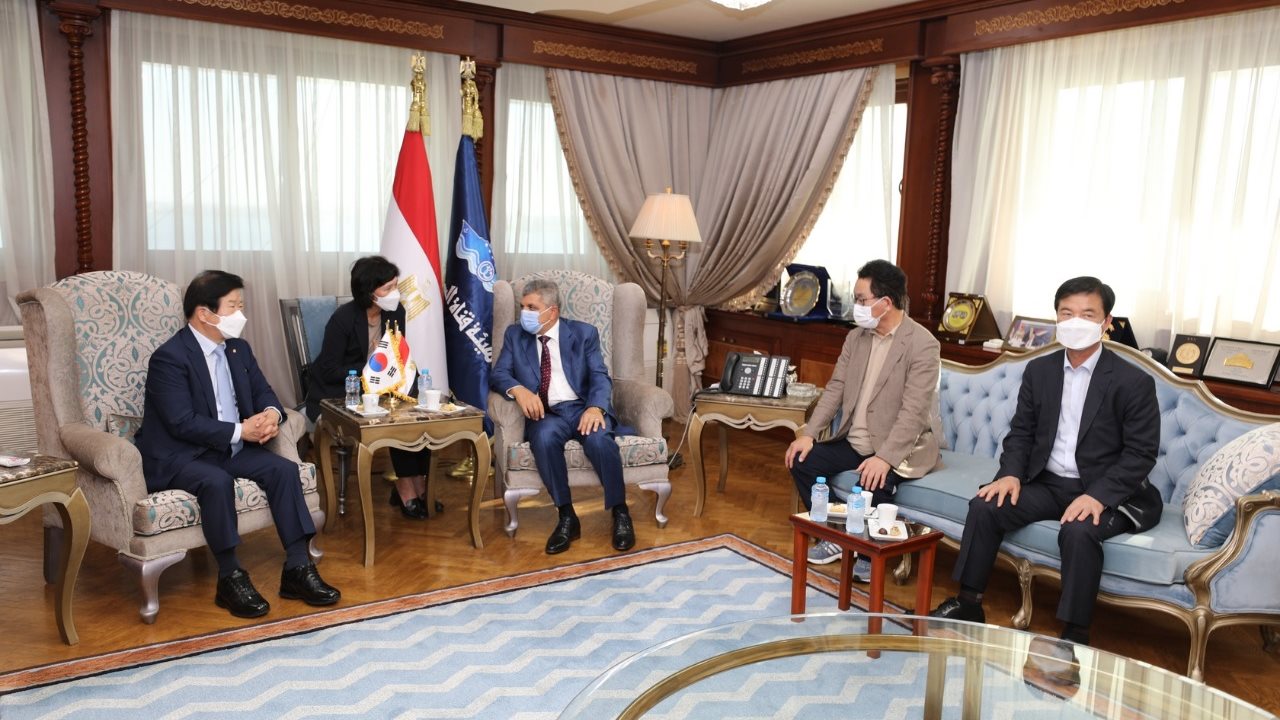 اجتماع رئيس قناة السويس مع الوفد الكوري الجنوبي