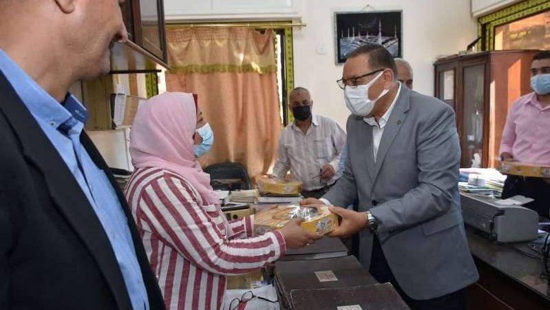 محافظ الشرقية يوزع الحلوى على العاملين 