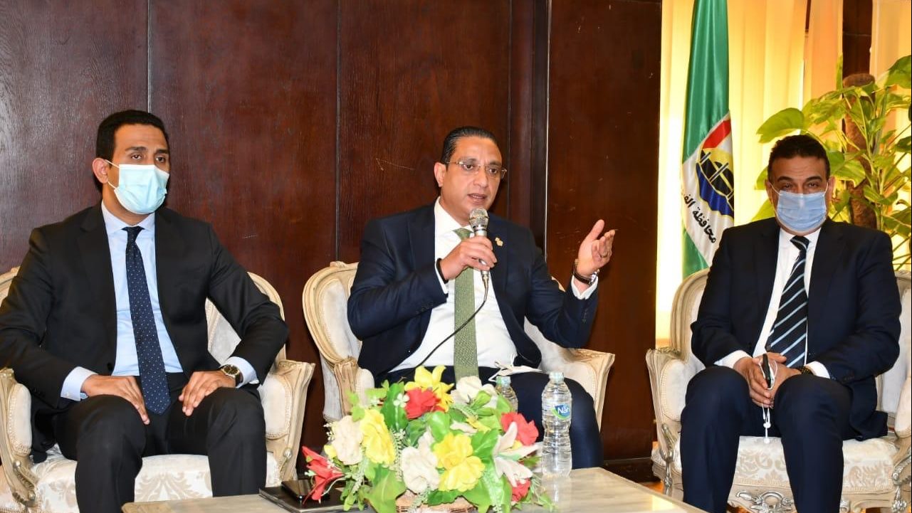 محافظ الفيوم أثناء الاجتماع 