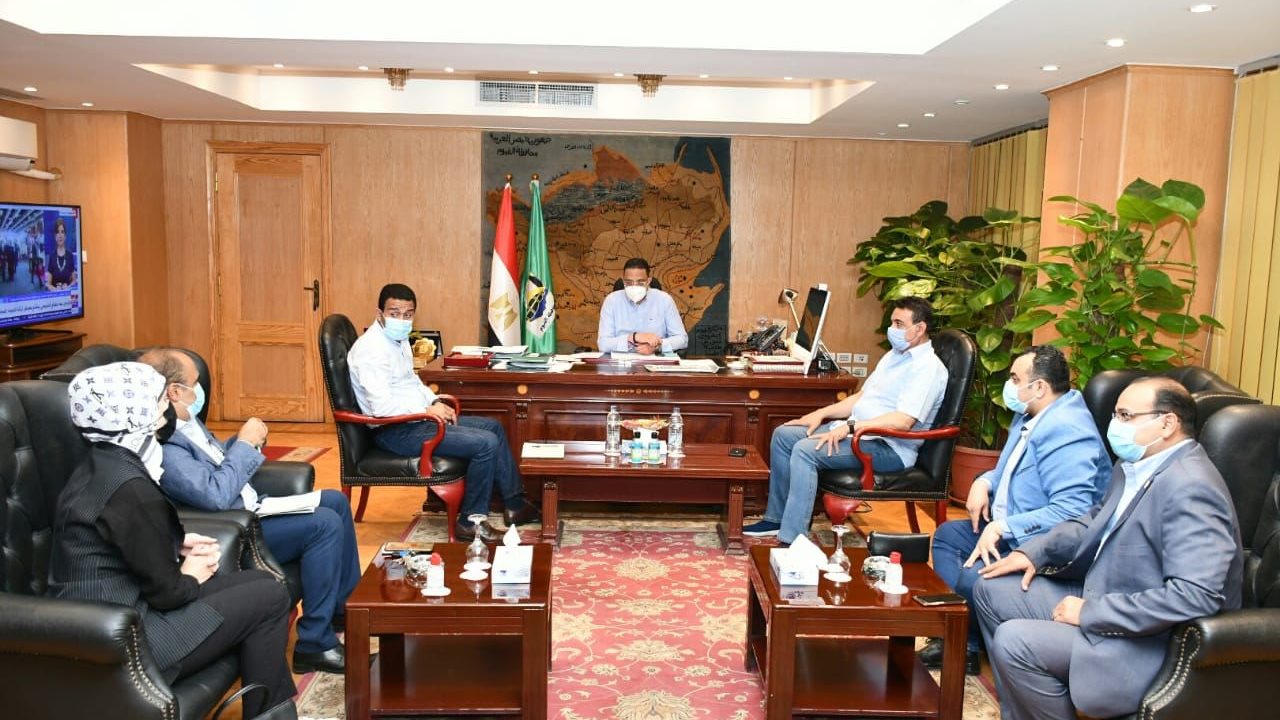 محافظ الفيوم أثناء اللقاء
