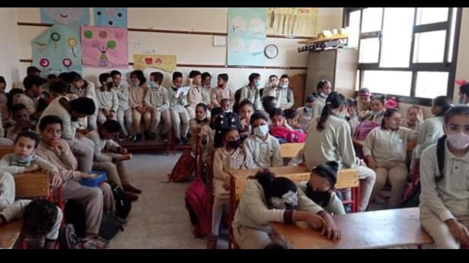 زحام داخل أحد مدارس الغردقة خلال اليوم الدراسى 