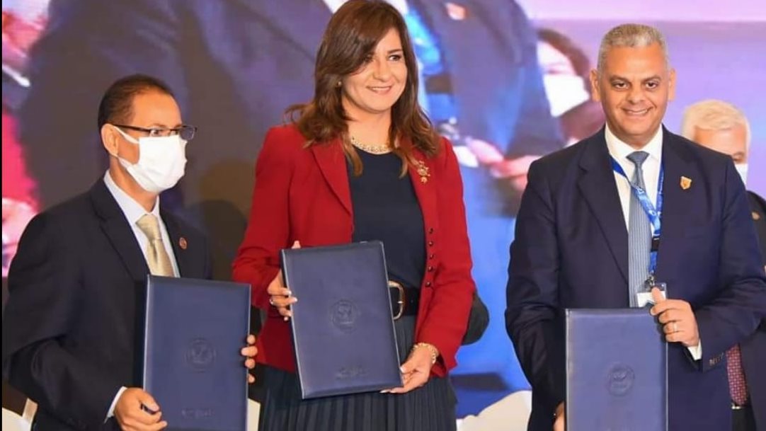وزيرة الهجرة 