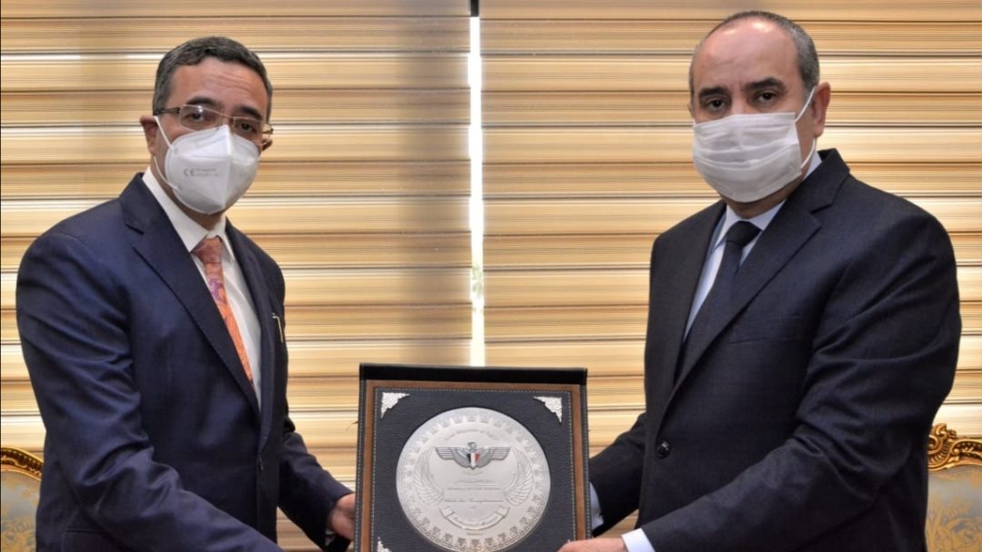 وزير الطيران مع السفير الهندي 