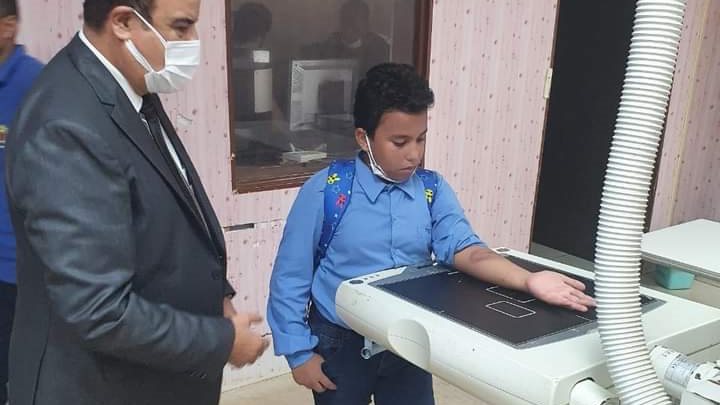 الطالب أثناء إجراء الأشعة بالمستشفى