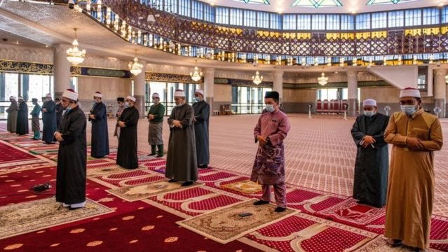 حكم الصلاة بالفاتحة فقط..علماء الازهر توضح