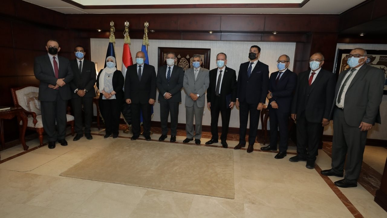 رئيس هيئة قناة السويس يشهد توقيع الاتفاقية 