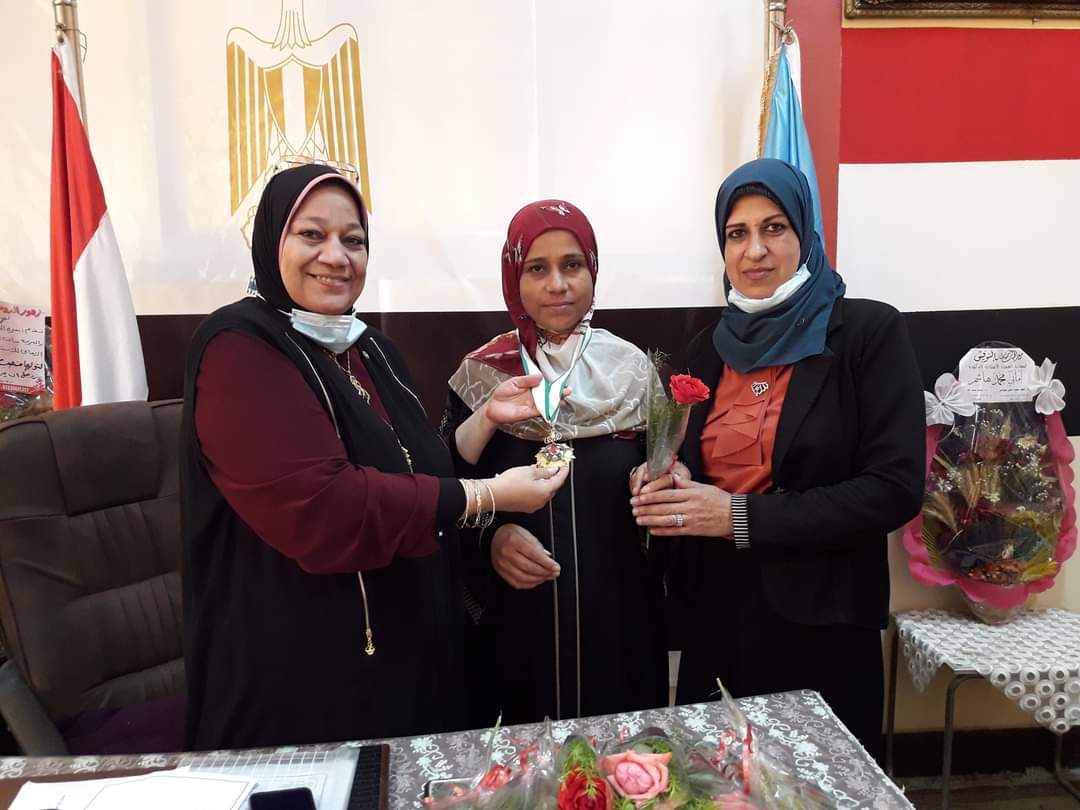 خلال تكريم الطالبة في الكلية 