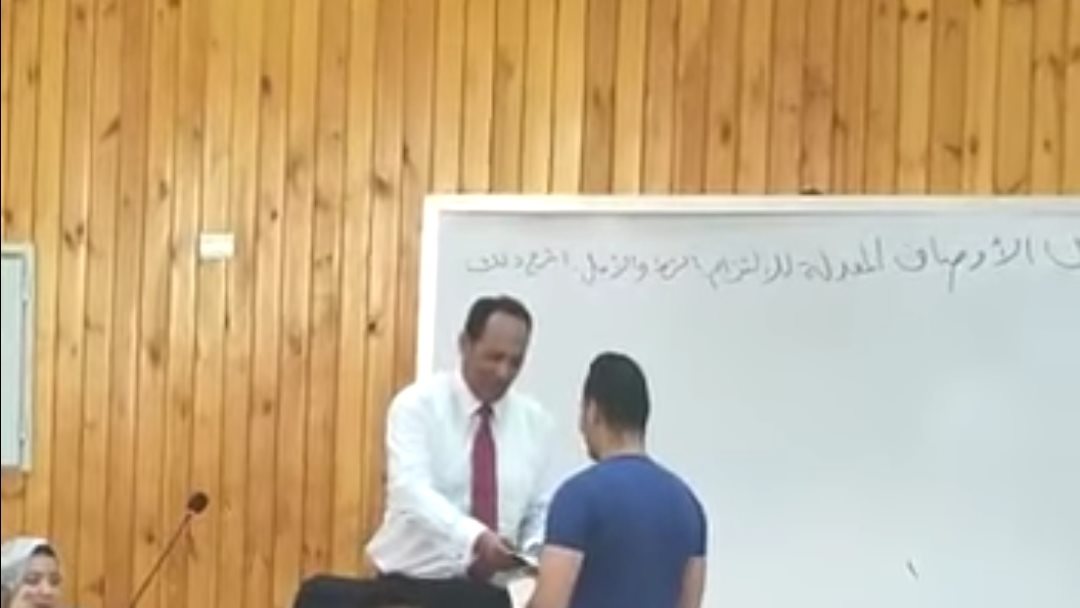 الدكتور مصطفي سعداوي يمنح طالب  مكافأة 