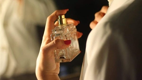 استخدام العطور للمرأة في الحر