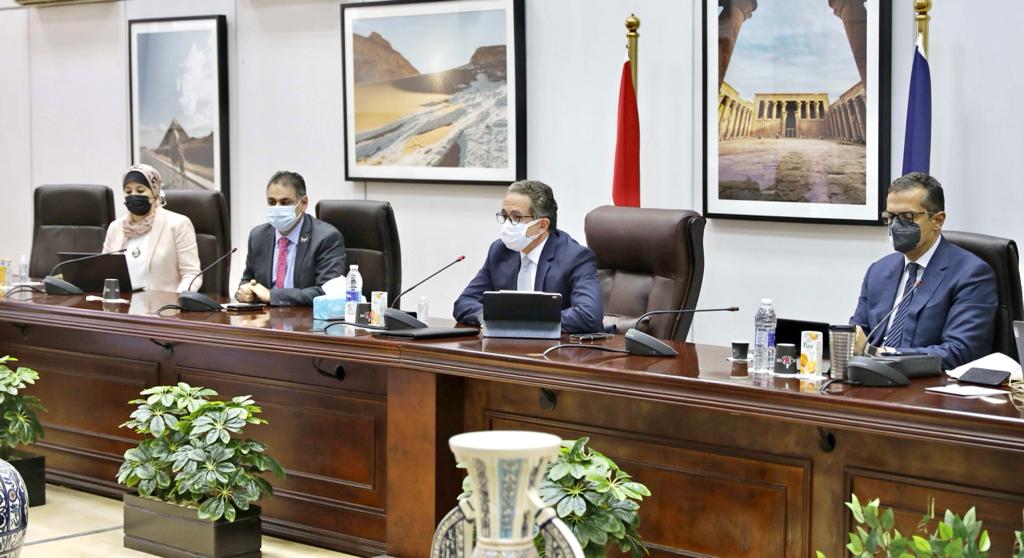 وزير السياحة والآثار 