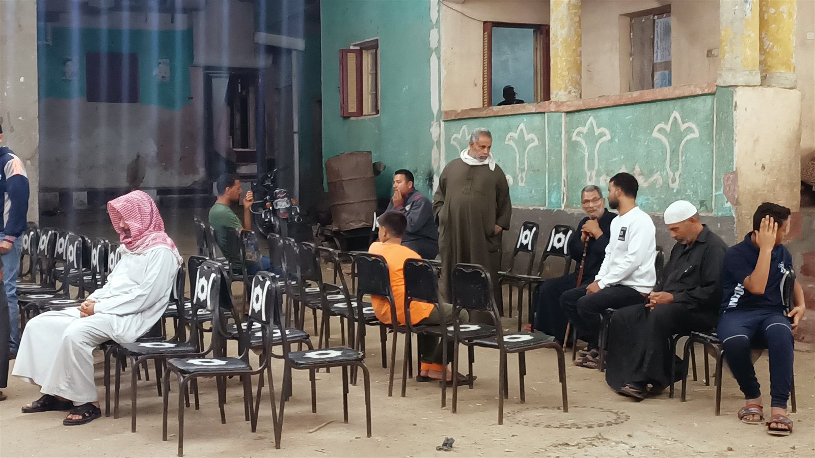 أثناء تلقي أسرة الطالب عيد واجب العزاء