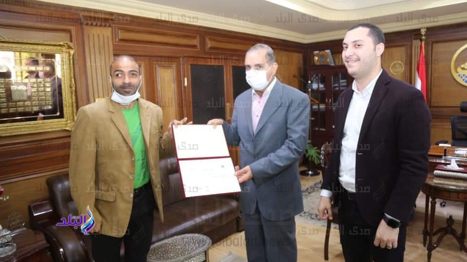 محافظ كفر الشيخ يكرم عطية رمضان