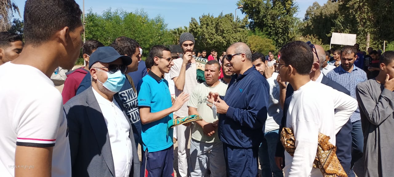 رئيس جامعة الأزهر مع طلاب المدينة الجامعية