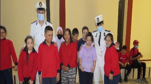  ضباط الشرطة يشاركون الاطفال فرحتهم