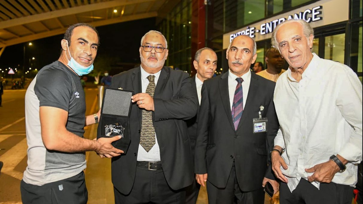 سيد عبد الحفيظ لحظة إهدائه درع الأهلي لسفير مصر بالنيجر