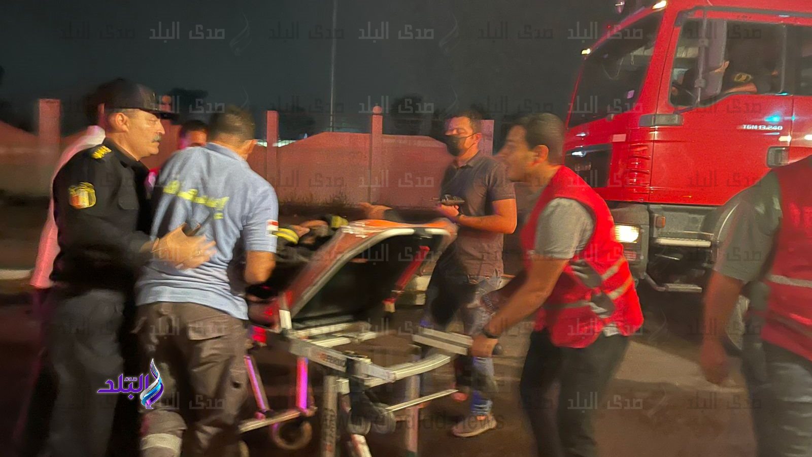 أثناء نقل مندوب الإطفاء المصاب 