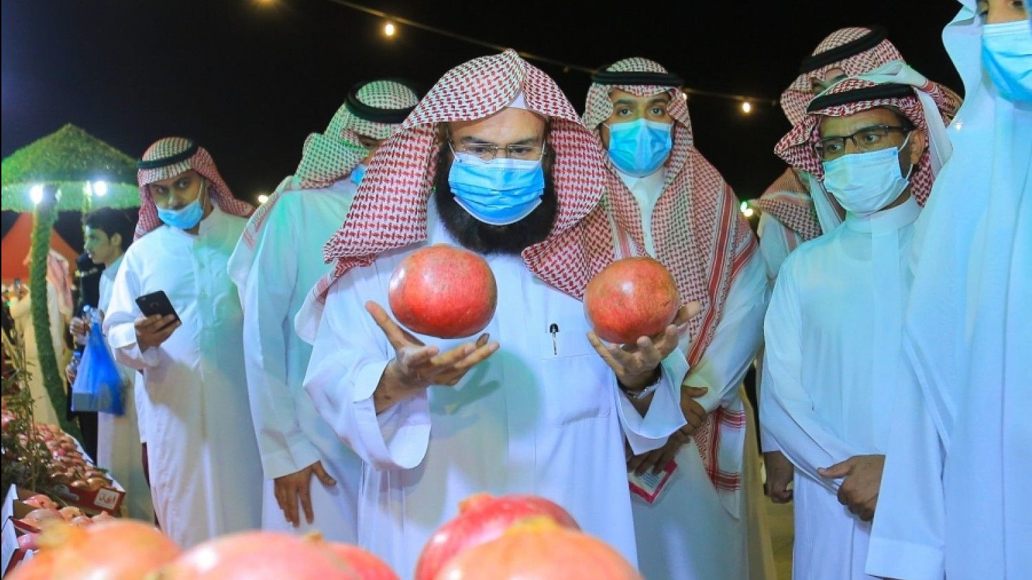 السديس يتناول الرمان بمهرجان الشيحية في القصيم