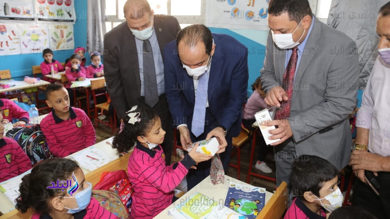 توزيع وجبات التغذية المدرسية على طلاب المدارس توزيع وجبات التغذية المدرسية على طلاب المدارس