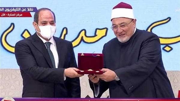 الرئيس السيسي يكرم الشيخ خالد الجندي 