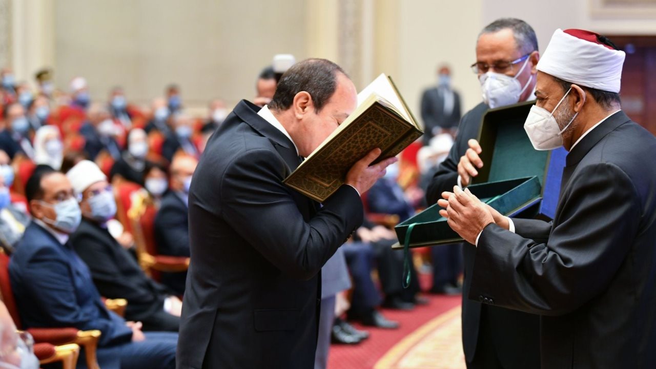 الرئيس السيسي يقبل المصحف الشريف