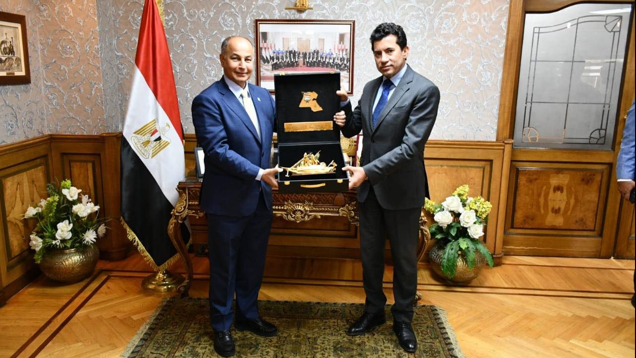 وزير الرياضة يلتقي وفد الاتحاد الدولي للسباحة
