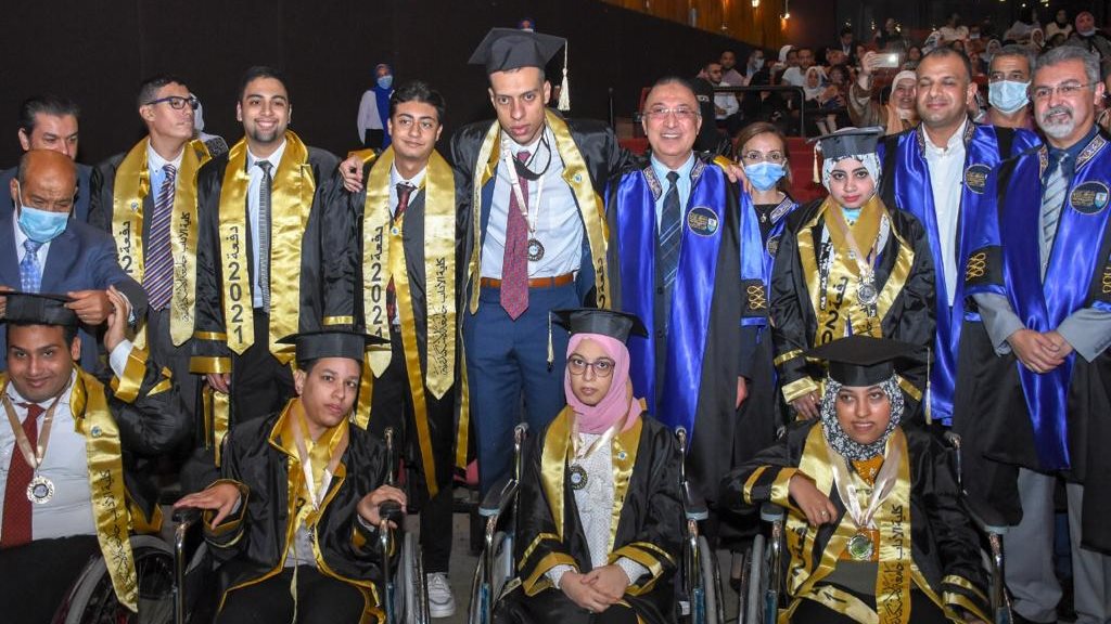 محافظ الإسكندرية يكرم خريجي كلية الأداب 
