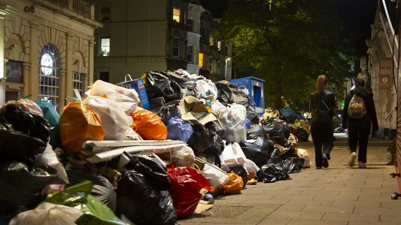 القمامة تغرق شوارع مدينة بريطانية 