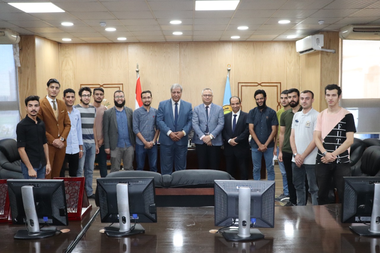 طلاب كلية الطب" بنين"الأزهر بالقاهرة يكرمون أساتذتهم